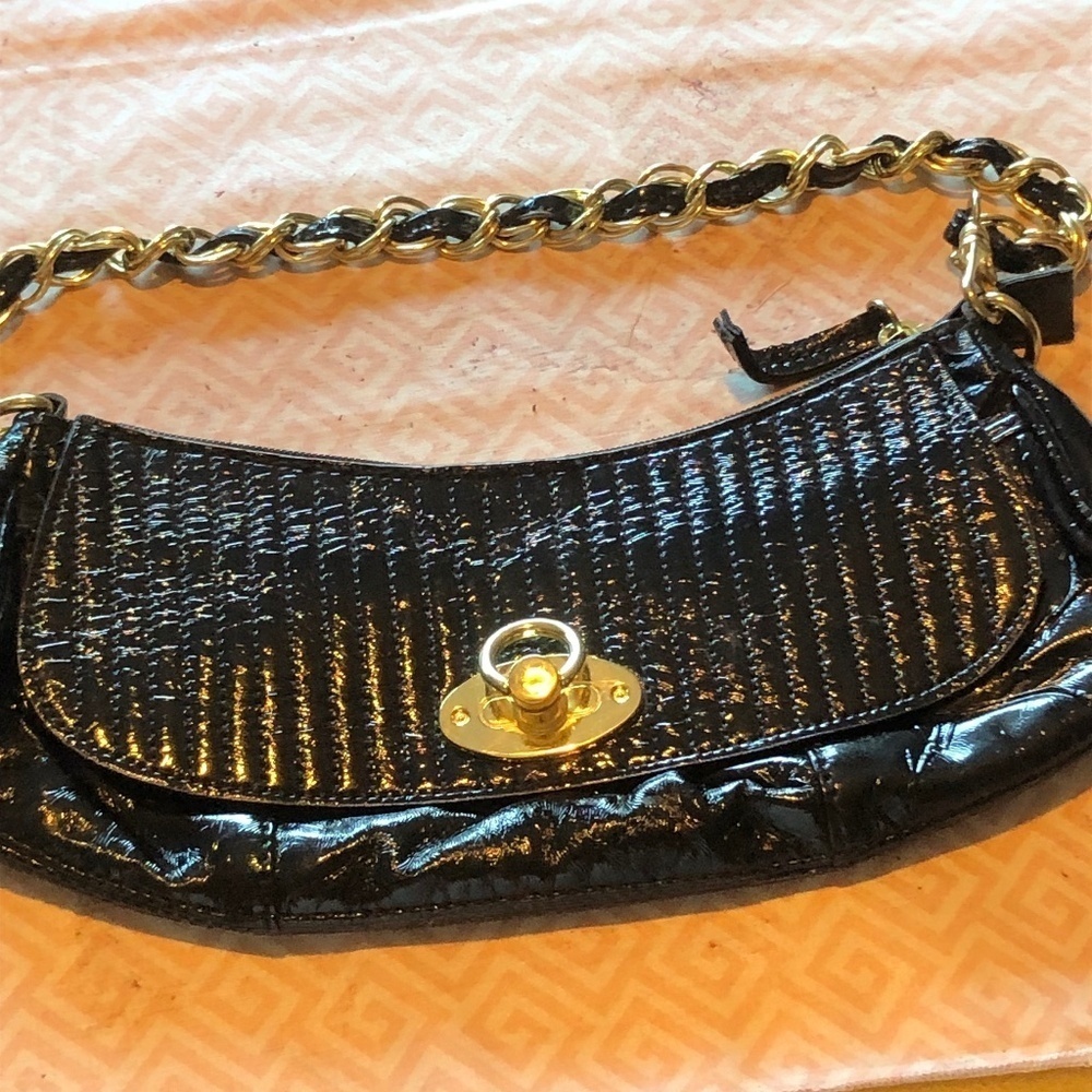Sweet little vintage black clutch with detachable chain and flap lock